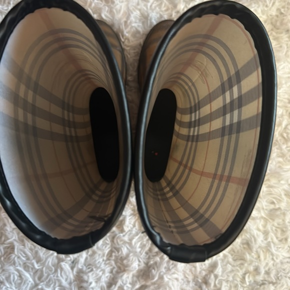 Burberry Rainboots Sz 38. In very good condition! Only worn a handful of times. - Picture 10 of 10